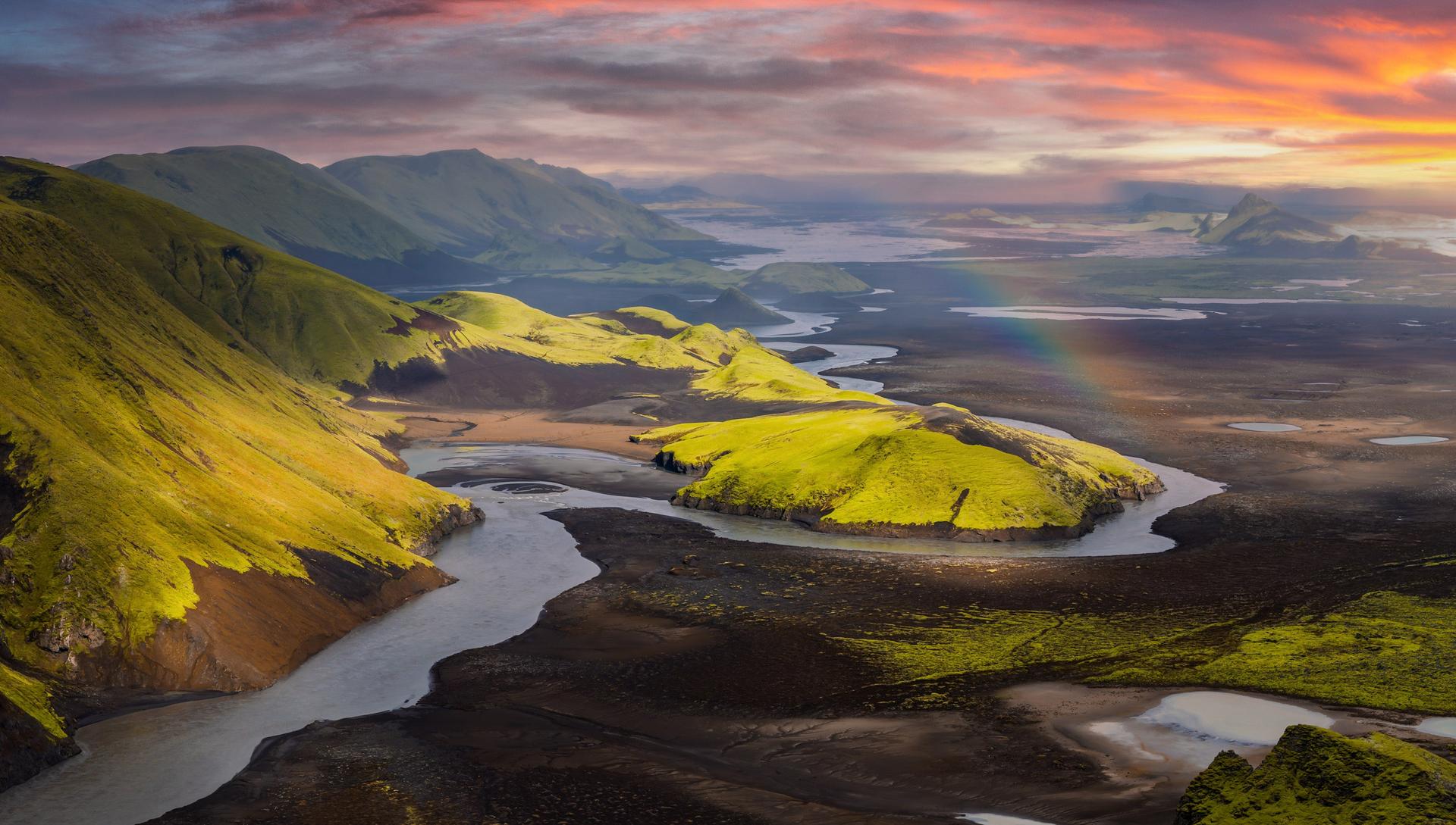 Valle con un río y un arcoíris