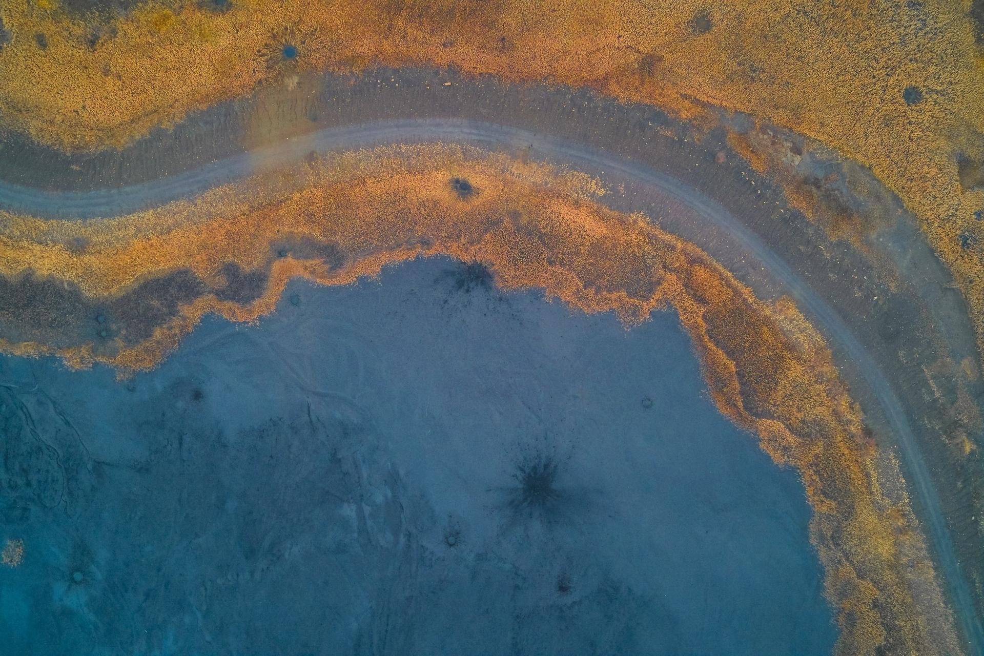 Vista aérea de una piscina de proceso rodeada de depósitos minerales