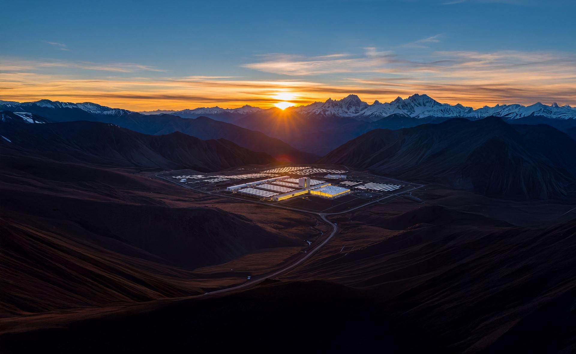 Atardecer sobre un valle cordillerano